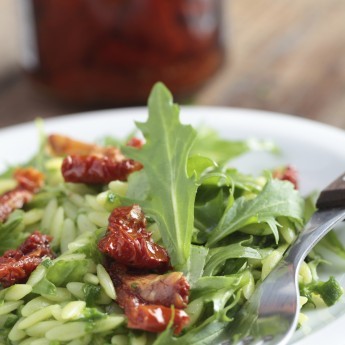 ricetta Pasta al pesto, rucola e pomodori sott’olio