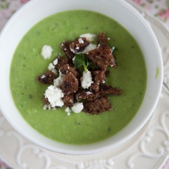 Zuppa Primavera Con Pane Nero