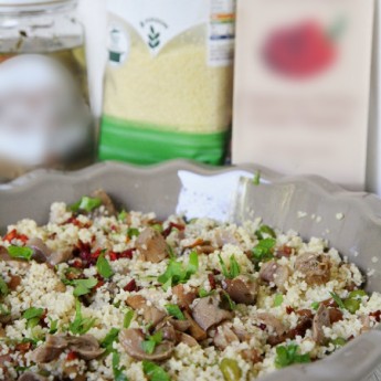 ricetta Cous cous con pancetta, funghi piselli e peperone in fiocchi