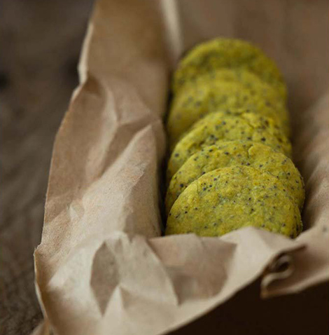 Biscottini al curry verde e semi di papavero