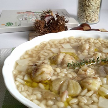 ricetta Minestra d’orzo e funghi porcini con patate e castagne