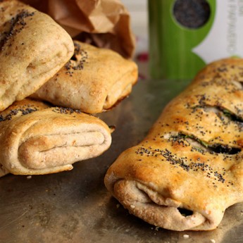 ricetta Strudel salati integrali con spinaci e salmone affumicato – con semini di sesamo e papavero