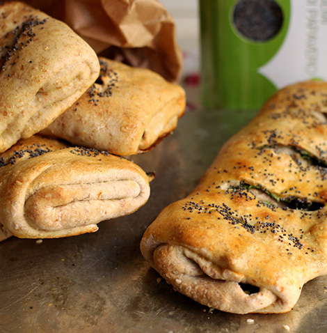 Strudel salati integrali con spinaci e salmone affumicato – con semini di sesamo e papavero