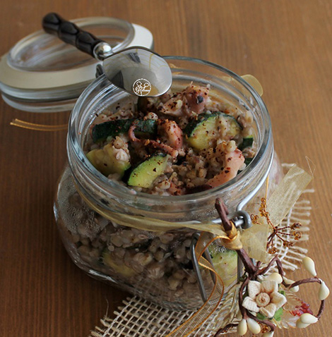 Insalata calda di grano saraceno con polpo e zucchine