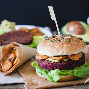 ricetta Veg burger di barbabietola rossa e bulghur, con hummus di ceci e avocado, e chips di patata dolce