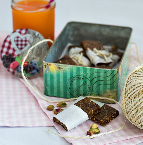 Barrette energetiche datteri, frutta secca ed erba di grano