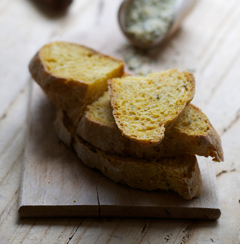 Pane di carote ai semi di canapa