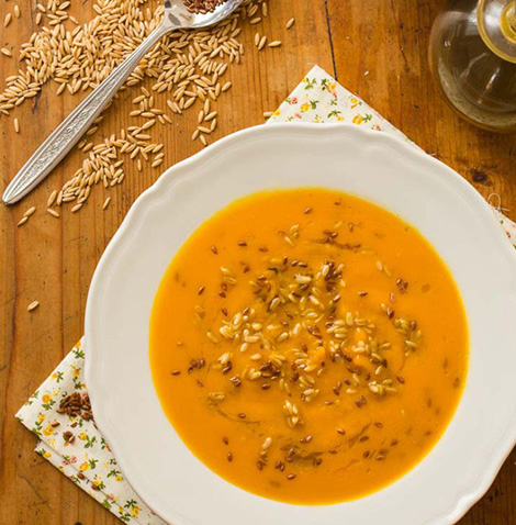 Passato di zucca speziato con avena e semi di lino