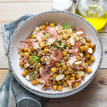 ricetta Insalata di farro con ceci croccanti al rosmarino, speck e mandorle