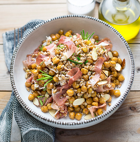 Insalata di farro con ceci croccanti al rosmarino, speck e mandorle