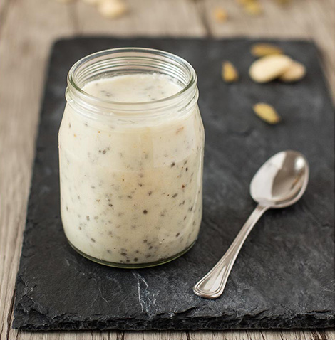 Budino al cocco e cardamomo con semi di chia