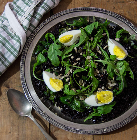 Insalata di riso venere, rughetta e semi oleosi