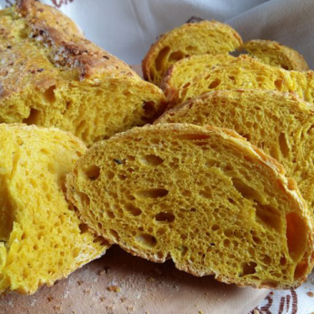 ricetta Intreccio di pane alla curcuma e semi di canapa