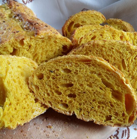 INTRECCIO DI PANE ALLA CURCUMA E SEMI DI CANAPA