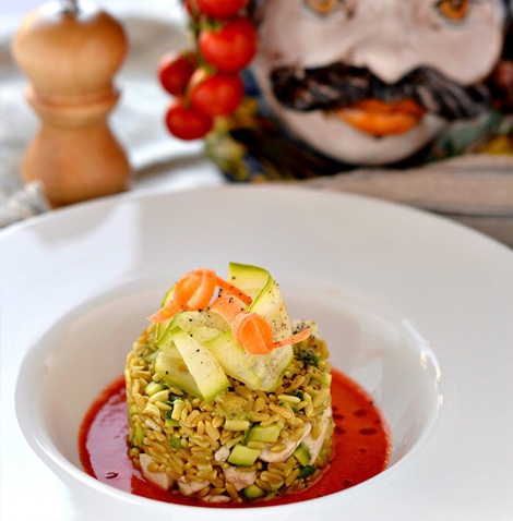 Insalata di avena e pesce spada su gazpacho essenziale