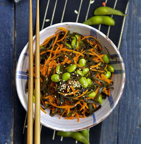 Insalata di alga spaghetti, carote e edamame