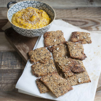 ricetta Cracker di quinoa e semi con salsa di zucca speziata