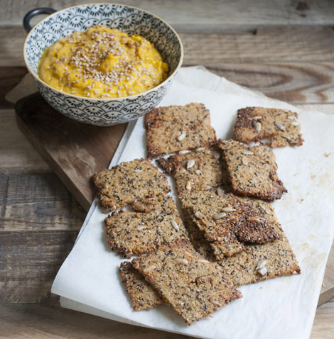 Cracker Di Quinoa E Semi Con Salsa Di Zucca Speziata