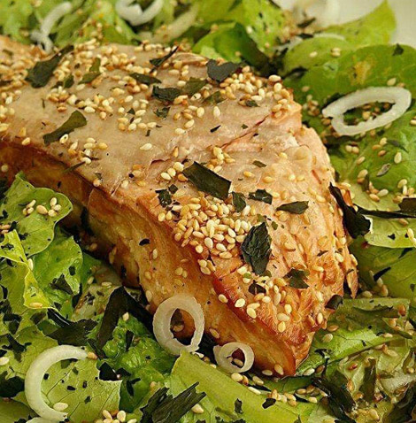 Salmone Grigliato Con Insalata Di Alghe Wakame