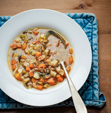 Minestra di farro con alga kombu, zucca e topinambur