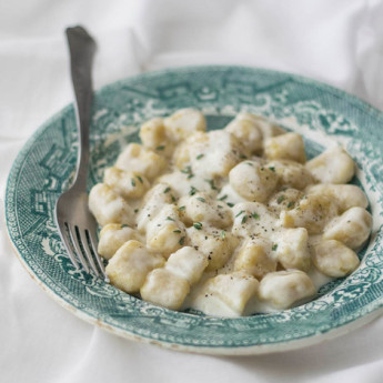 ricetta Gnocchi di miglio allo zafferano con caciotta e timo