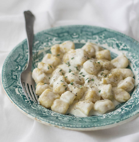 Gnocchi di miglio allo zafferano con caciotta e timo