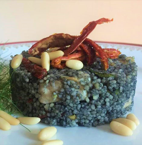 Cous Cous al nero di seppia, pesce spada e pomodori secchi