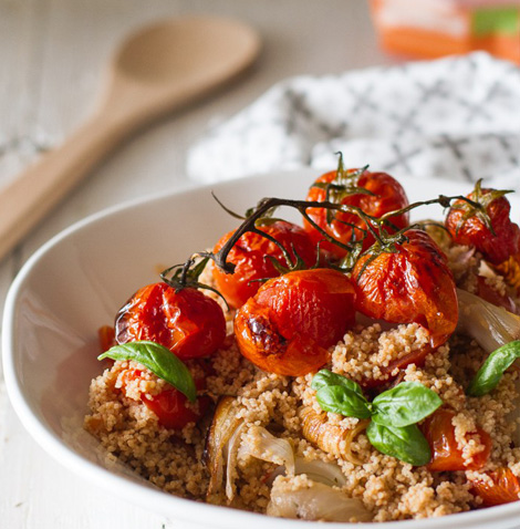 Cous cous di farro e quinoa con pomodori e cipolle arrosto