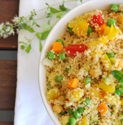 Cous cous ai 4 cereali con verdure, ceci ed erbe aromatiche.