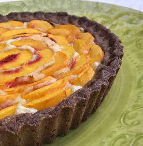 Crostata con farina di teff crema frangipane e pesche