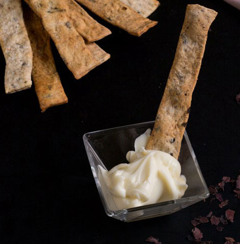 Lingue di pane con fiocchi di alga dulse e origano