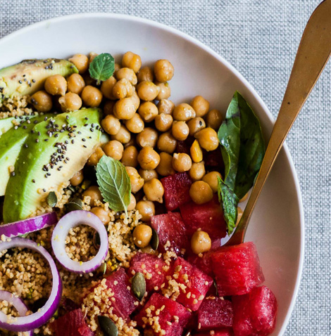 Cous cous di farro e quinoa con avocado, ceci e anguria