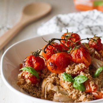 ricetta Cous cous di farro e quinoa con pomodori e cipolle arrosto