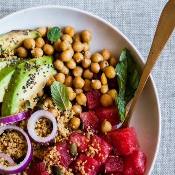 ricetta Cous cous di farro e quinoa con avocado, ceci e anguria