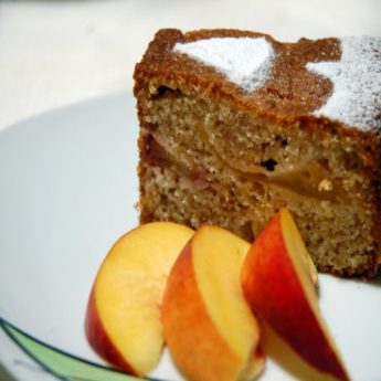 ricetta Ciambella con farina di farro e pesche