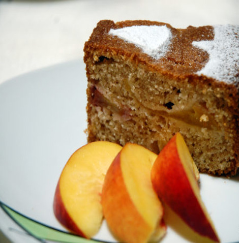 Ciambella con farina di farro e pesche