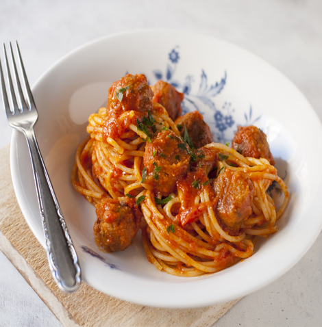 SPAGHETTI E POLPETTE AL SUGO VEGANI