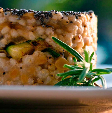 Sorgo con lenticchie rosse, cipolla in agrodolce e zucchine croccanti