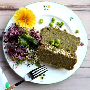 ricetta Sformato di piselli, teff e mirto con insalatina di fiori e germogli misti