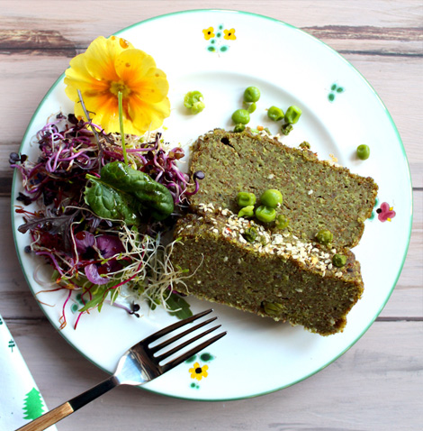 Sformato di piselli, teff e mirto con insalatina di fiori e germogli misti