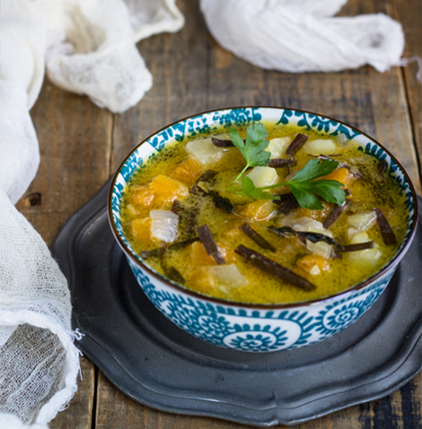 Zuppa vietnamita con spaghetti di alghe